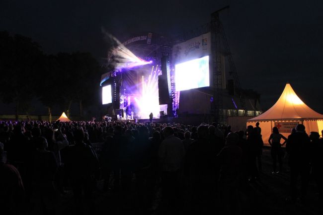 Location des 2 tentes avec planchers pour les premiers secours pendant les concerts de la région a Rouen Juillet 2014